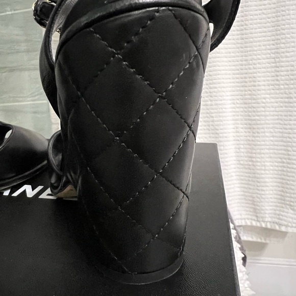 Chanel sandals, authentic lamb skin sandals in black and iconic antique gold - Picture 13 of 15